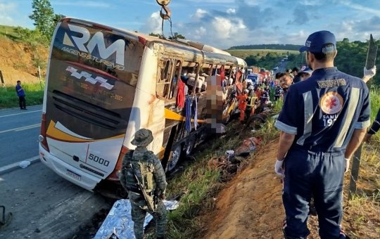 Sobe para nove o número de mortos de acidente envolvendo ônibus de turismo