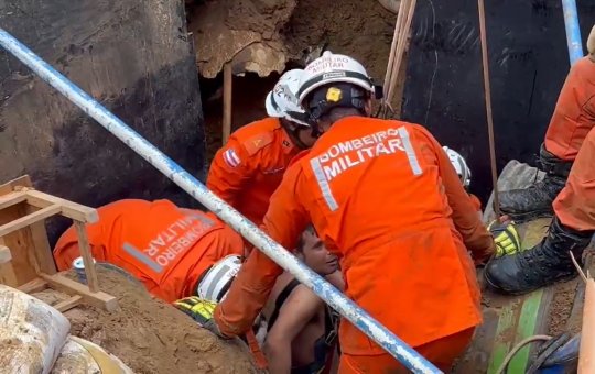 Operário é resgatado após mais de 8 horas soterrado em rede de esgoto
