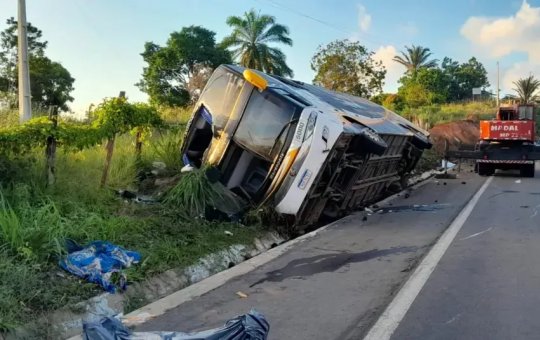 Corpos de vítimas do acidente envolvendo um ônibus são liberados pelo IML