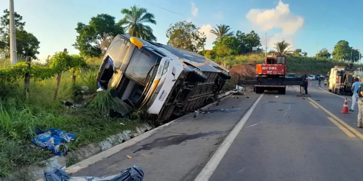 Corpos de vítimas do acidente envolvendo um ônibus são liberados pelo IML