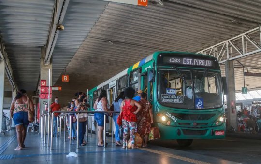 Ônibus com cerca de 60 passageiros é assaltado na saída da Estação Pirajá