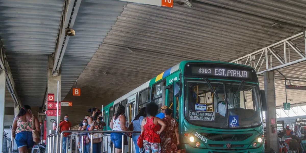 Ônibus com cerca de 60 passageiros é assaltado na saída da Estação Pirajá