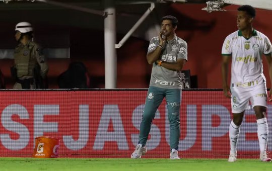 Abel Ferreira critica gramado do Barradão e elogia torcida do Vitória