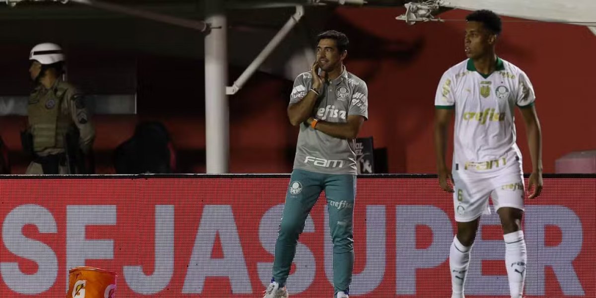 Abel Ferreira critica gramado do Barradão e elogia torcida do Vitória