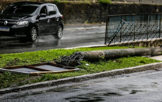 Carro roda em pista e bate em poste em Salvador