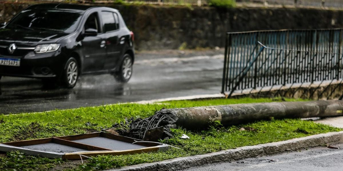 Carro roda em pista e bate em poste em Salvador