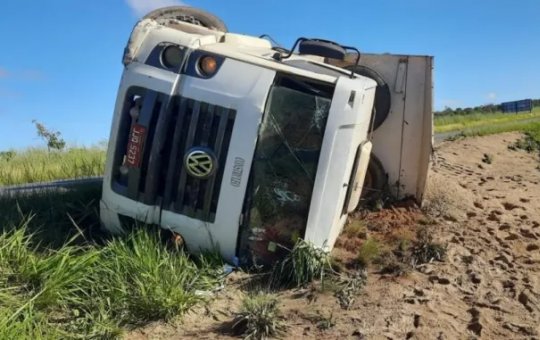 Motorista morre ao ficar preso em ferragens de caminhão na BR-020