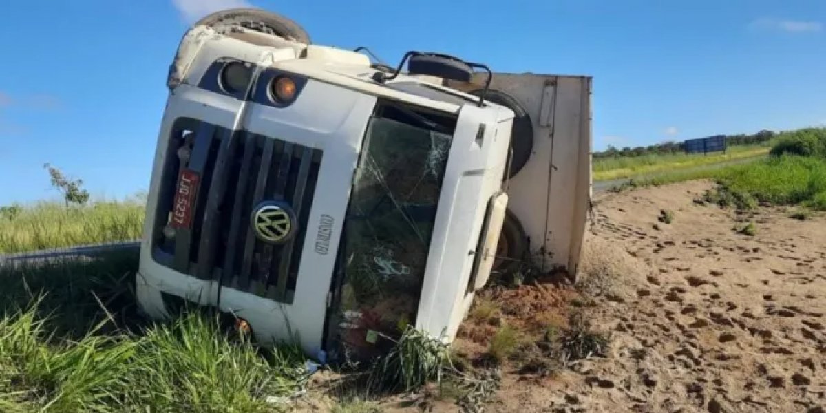 Motorista morre ao ficar preso em ferragens de caminhão na BR-020