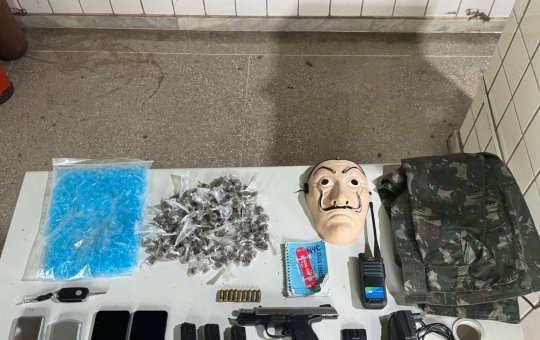 Pistola e drogas são apreendidas pela PM e Ficco/BA na cidade de Terra Nova