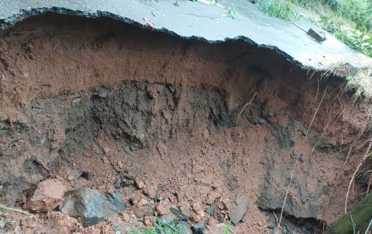 Deslizamentos em trecho da BA-275 impedem circulação de veículos pesados