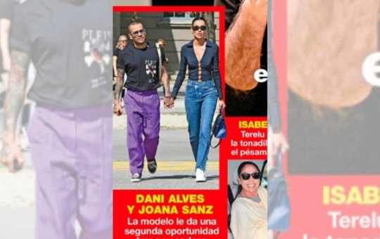 Daniel Alves é visto de mãos dadas com esposa nas ruas de Barcelona