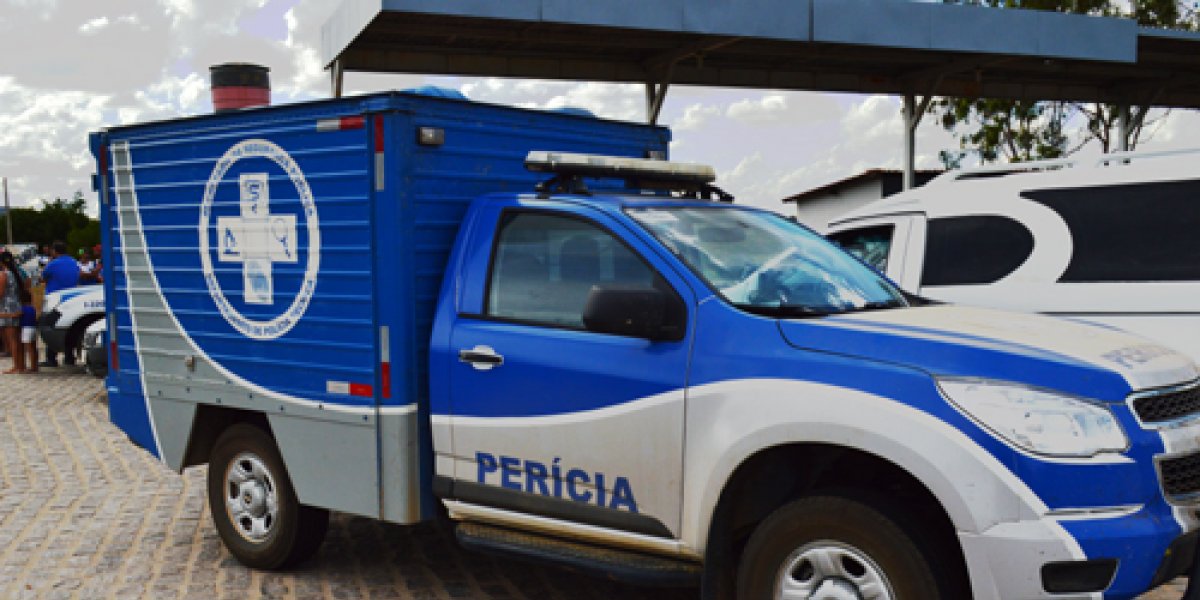 Carro tomba e deixa dois mortos em rodovia baiana