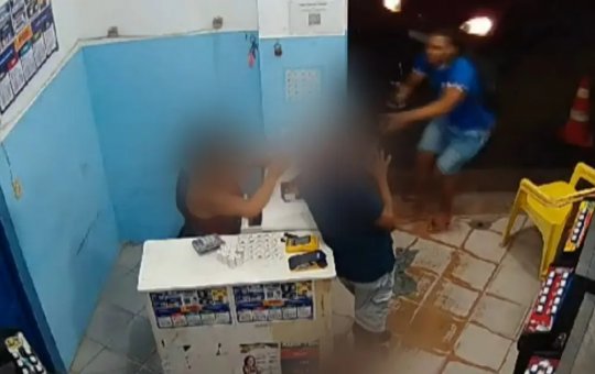 Suspeito usando uniforme escolar faz arrastão na liberdade