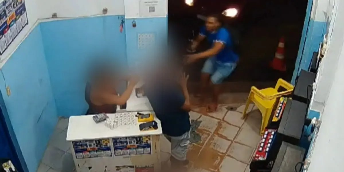 Suspeito usando uniforme escolar faz arrastão na liberdade