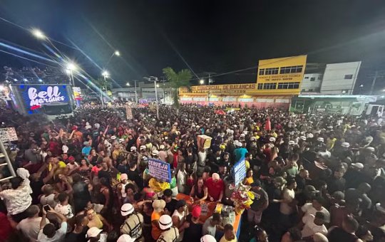 Bell Marques arrasta multidão em primeira noite da Micareta de Feira