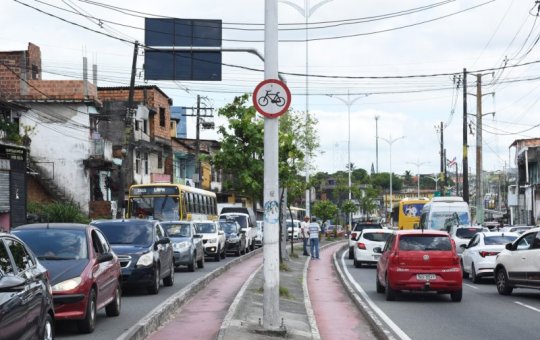 Adutora se rompe e atrapalha trânsito na Suburbana