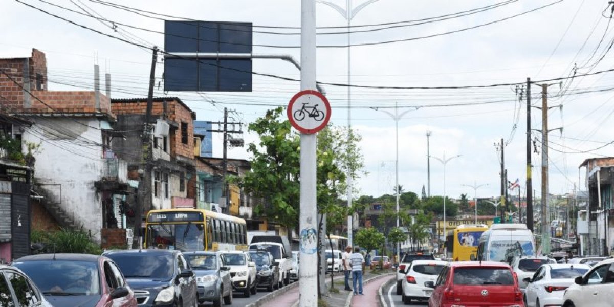 Adutora se rompe e atrapalha trânsito na Suburbana