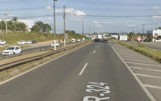 Homem cai em matagal após dirigir em zigue-zague