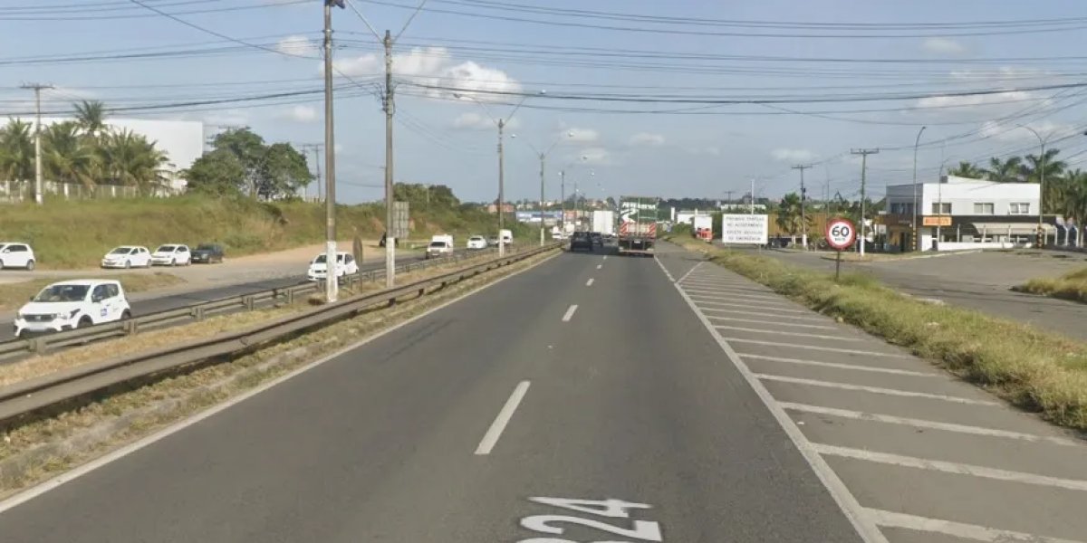 Homem cai em matagal após dirigir em zigue-zague