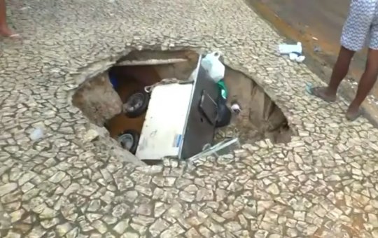 Chão cede em calçada da Barra e deixa quatro pessoas feridas