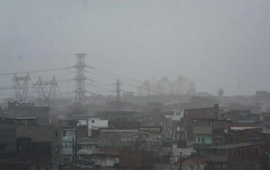 Bairros de Salvador registram acúmulos de chuva na madrugada desta segunda-feira