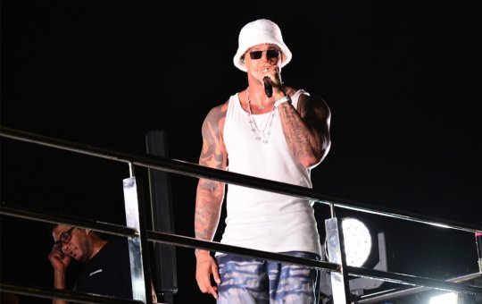 Léo Santana reúne multidão em arrastão na Micareta de Feira