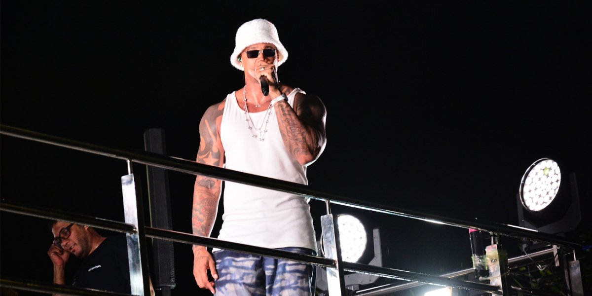 Léo Santana reúne multidão em arrastão na Micareta de Feira