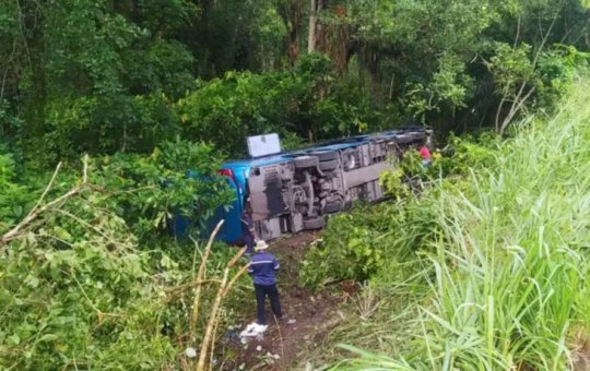 Ônibus tomba na BR-101 e deixa 13 pessoas feridas