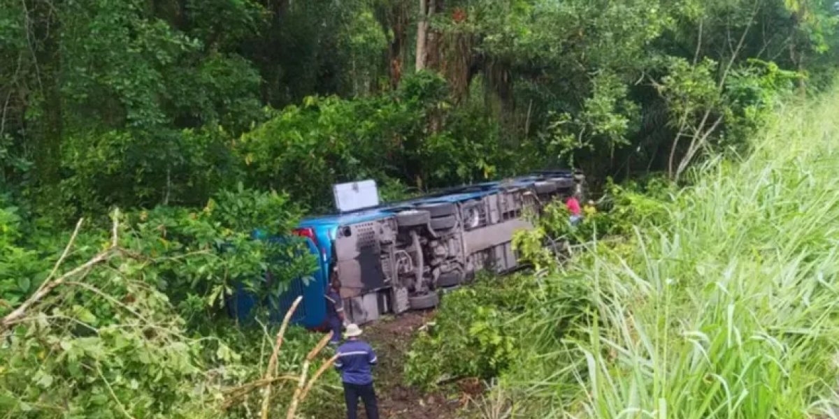 Ônibus tomba na BR-101 e deixa 13 pessoas feridas