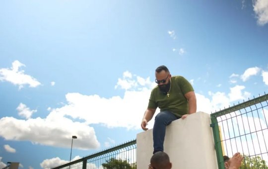 VÍDEO: Deputado é flagrado pulando muro em hospital de Barreiras