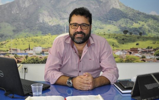 Mulher “apalpa” bunda de prefeito durante uma partida de futebol