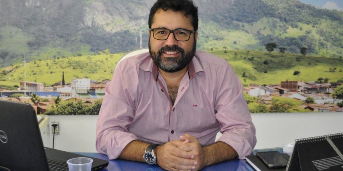 Mulher “apalpa” bunda de prefeito durante uma partida de futebol