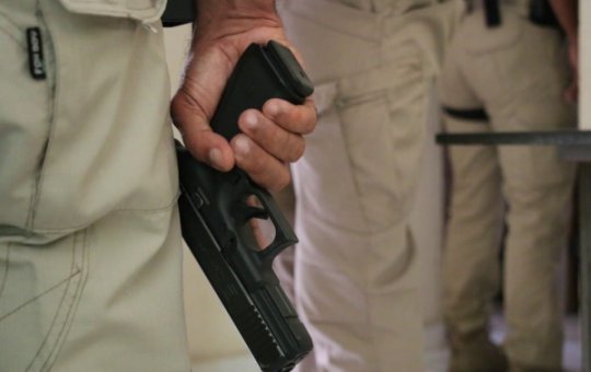 Homem é preso em flagrante tentando roubar loja em Lauro de Freitas