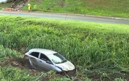 Motorista perde o controle do carro e cai em córrego no bairro do Garcia 