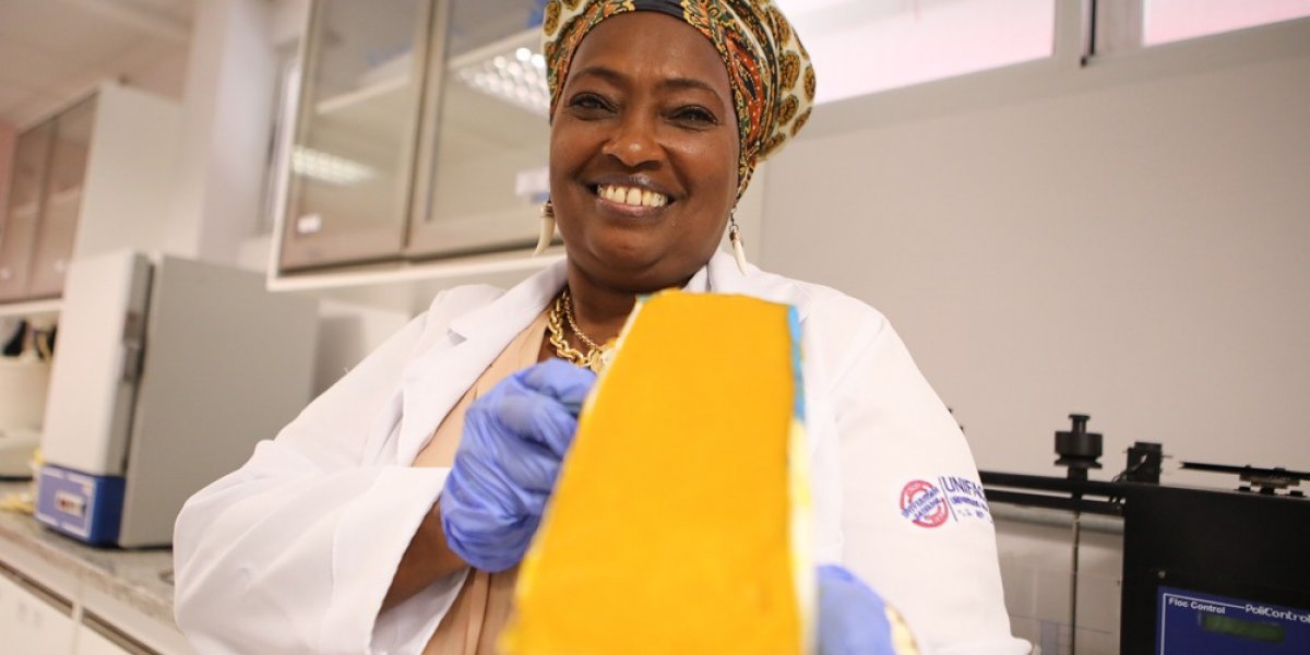 Programa municipal ensina baianas a transformar azeite em sabão