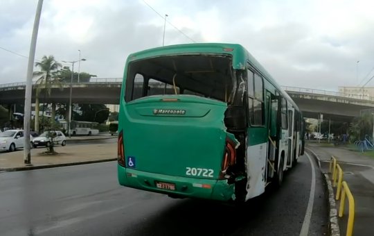 Acidente entre caminhão e ônibus no Largo do Retiro deixa uma pessoa ferida