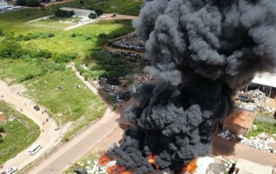 Depósito de reciclagem é atingido por incêndio de grande proporção no Extremo Oe