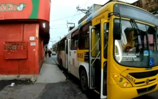 Homem é atropelado por ônibus após escorregar em calçada no Subúrbio de Salvador