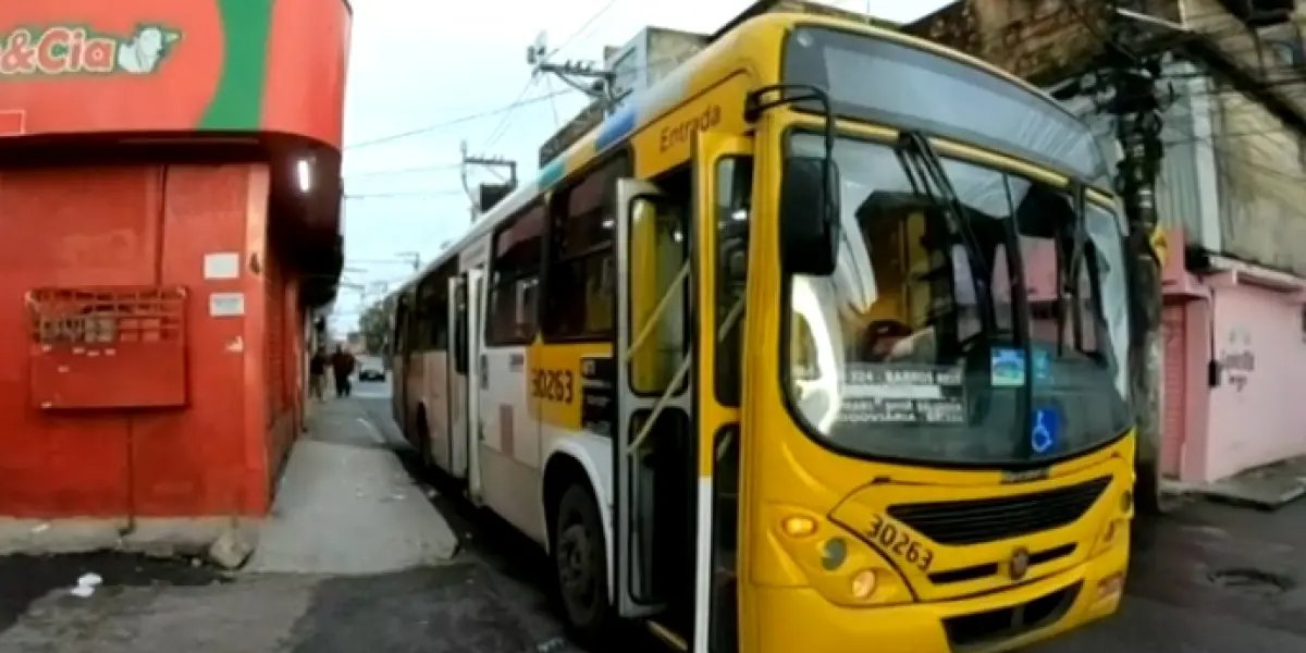 Homem é atropelado por ônibus após escorregar em calçada no Subúrbio de Salvador