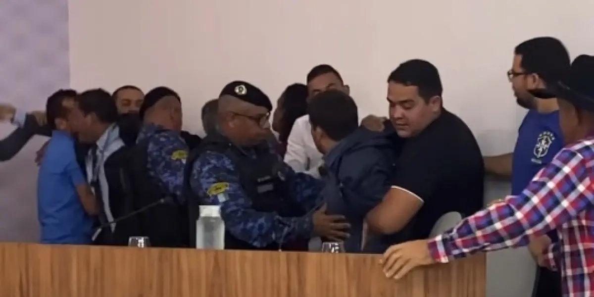 Vereadores protagonizam briga generalizada em Câmara no norte da Bahia