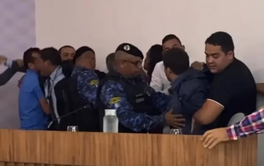 Vereadores partem para vias de fato durante aprovação de projeto