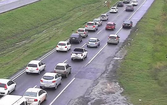 Trecho da BR-324 é interditado para passagem de cabos de energia neste sábado