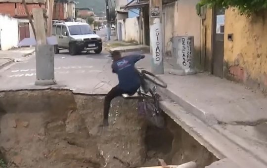 Homem cai em cratera durante reportagem ao vivo no Rio de Janeiro