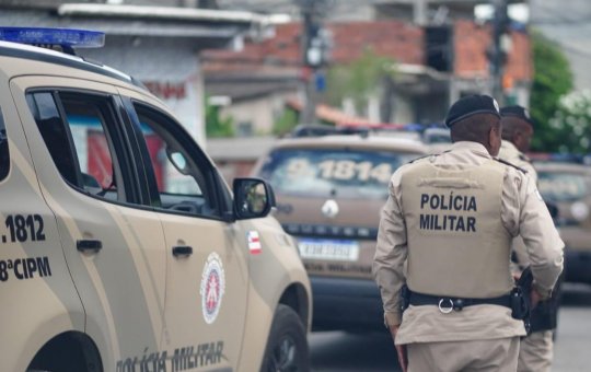 Suspeito é morto a tiros após tentar roubar moto em Itapuã 