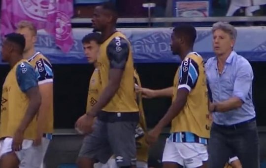 Renato Gaúcho deixa o campo antes de apito final em jogo contra o Bahia
