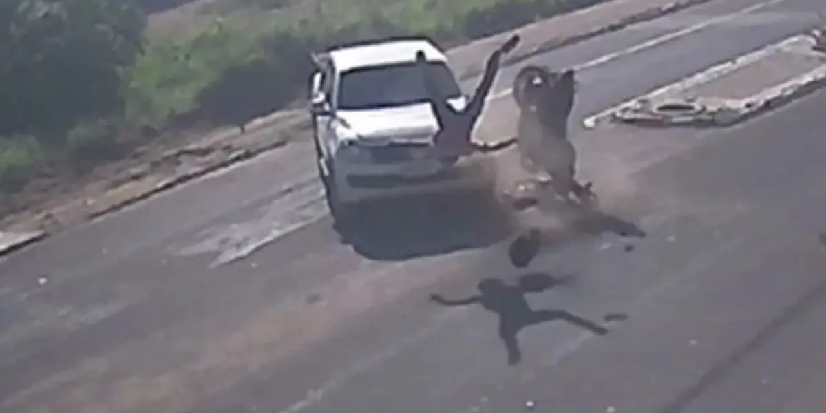 Motociclista é arremessado após batida com caminhonete em Guanambi