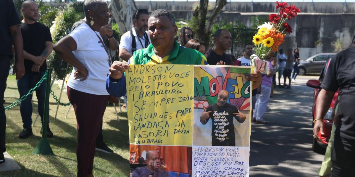 Amigos e familiares se despendem do cantor do Molejo Anderson Leonardo