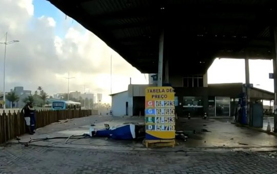 Homem perde controle de veículo e invade posto de combustível na Boca do Rio