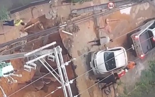 Carro quase é engolido após cratera se abrir no bairro de Brotas