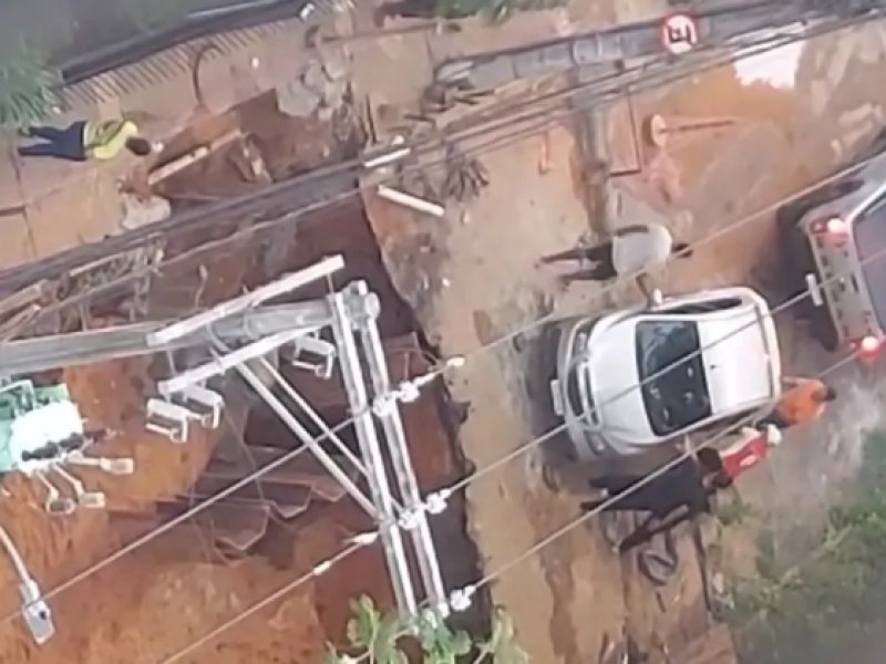 Carro quase é engolido após cratera se abrir no bairro de Brotas